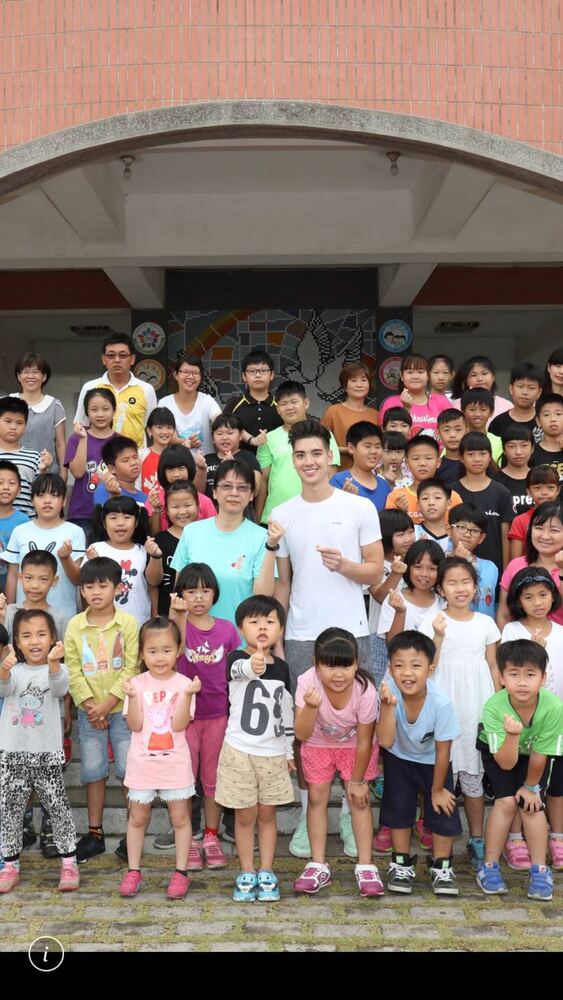 Chandler with a kindergarten class in Taiwan